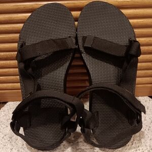 Teva Black Flatform Universal Platform Sandles. Size 7